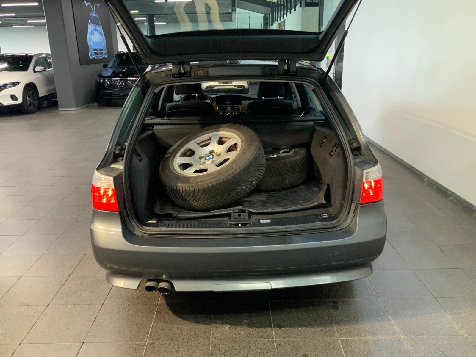 Grå BMW 525i fra 2006