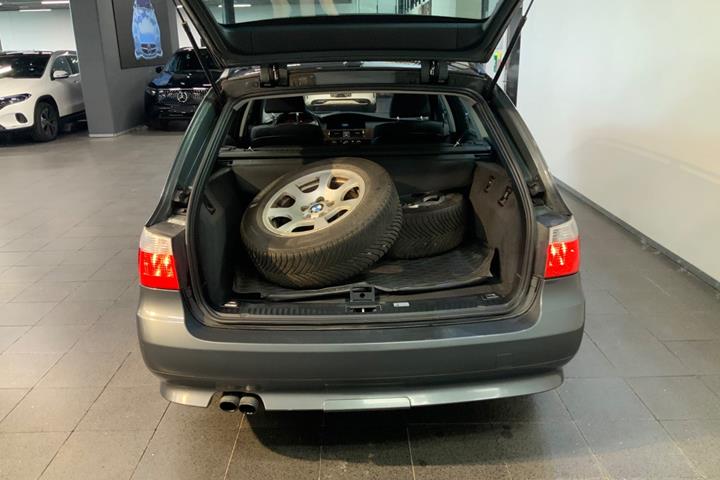 Grå BMW 525i fra 2006