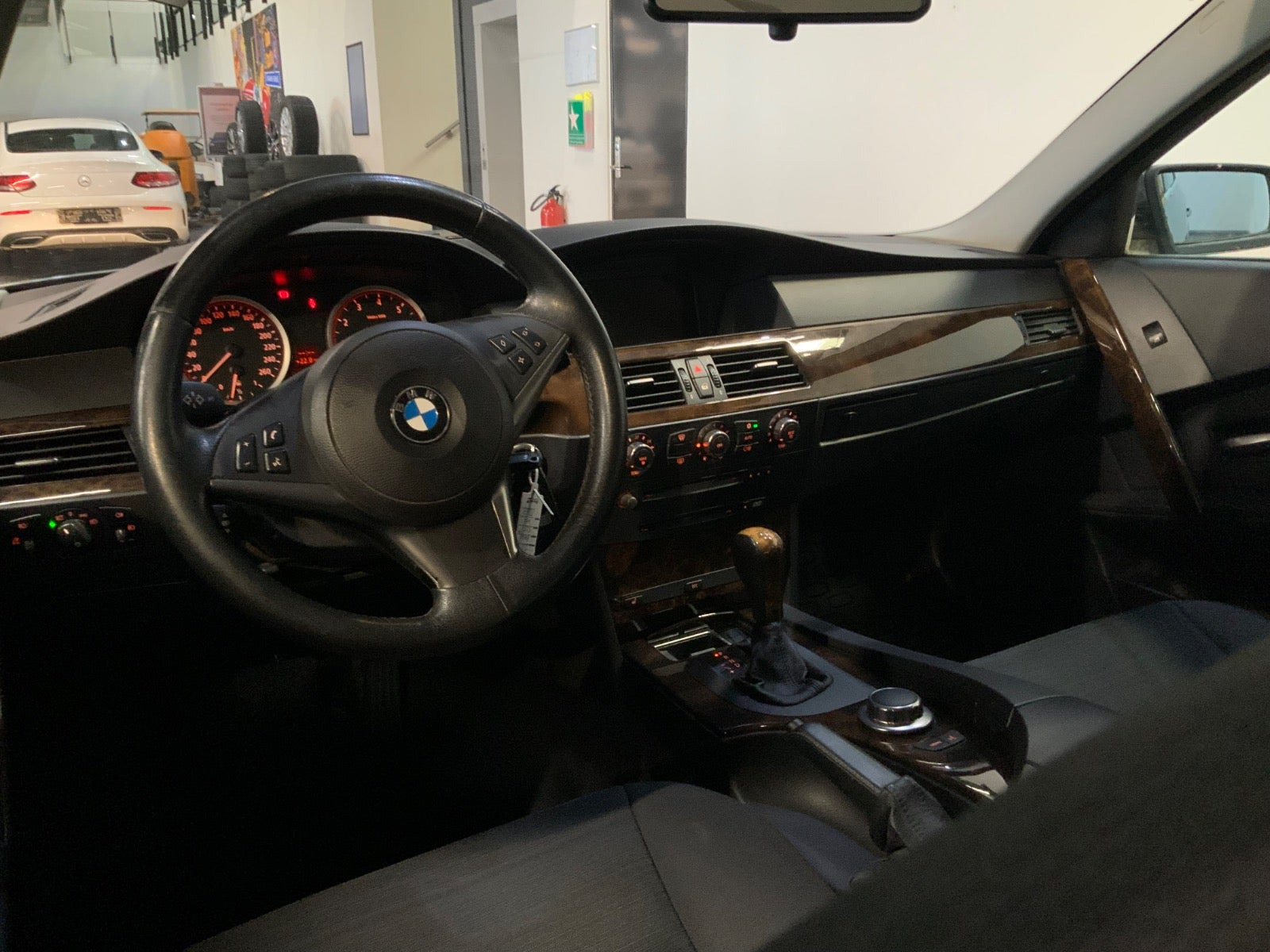 Grå BMW 525i fra 2006