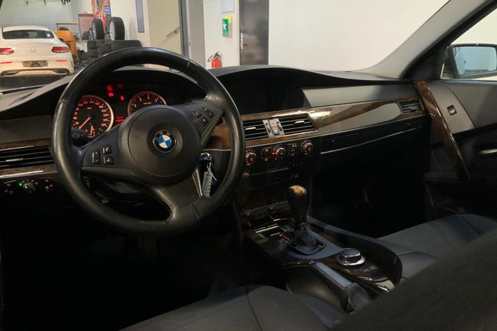 Grå BMW 525i fra 2006
