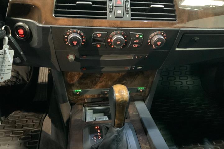 Grå BMW 525i fra 2006
