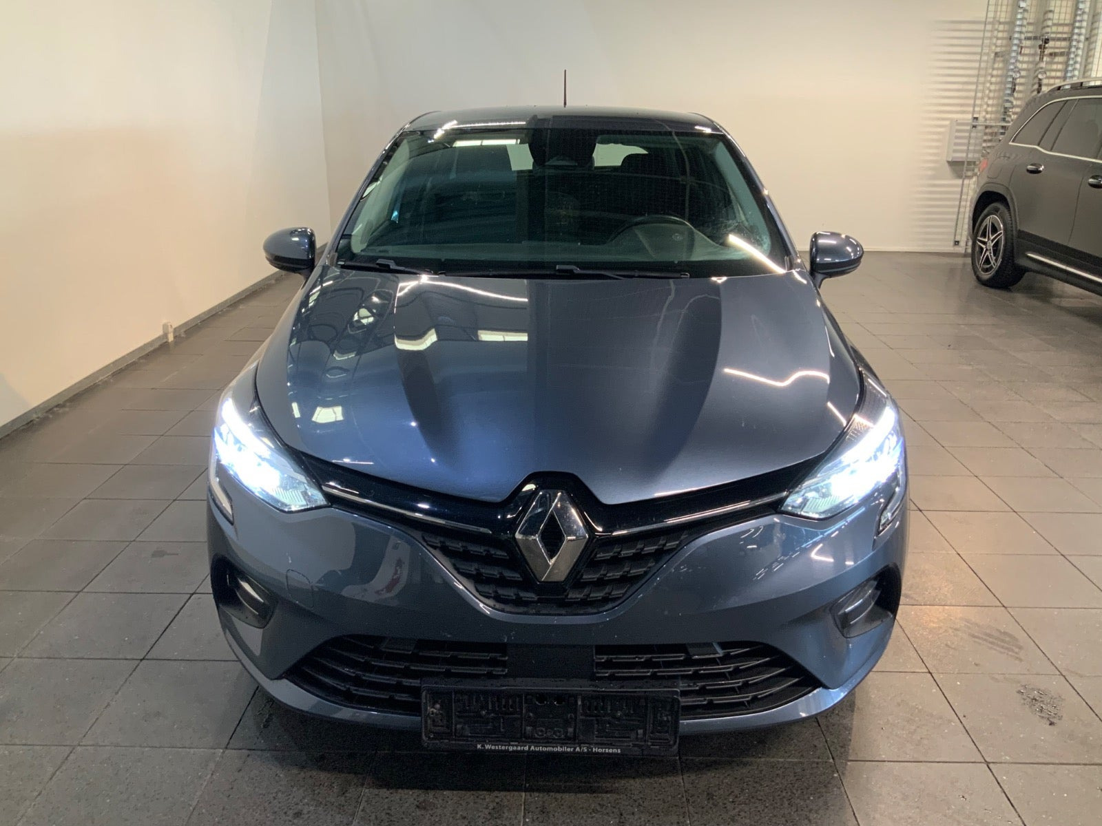 Grå Renault Clio V fra 2021