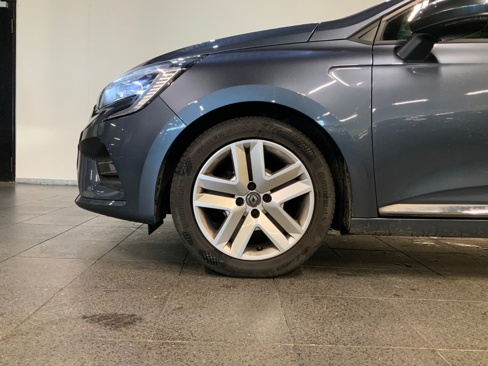 Grå Renault Clio V fra 2021