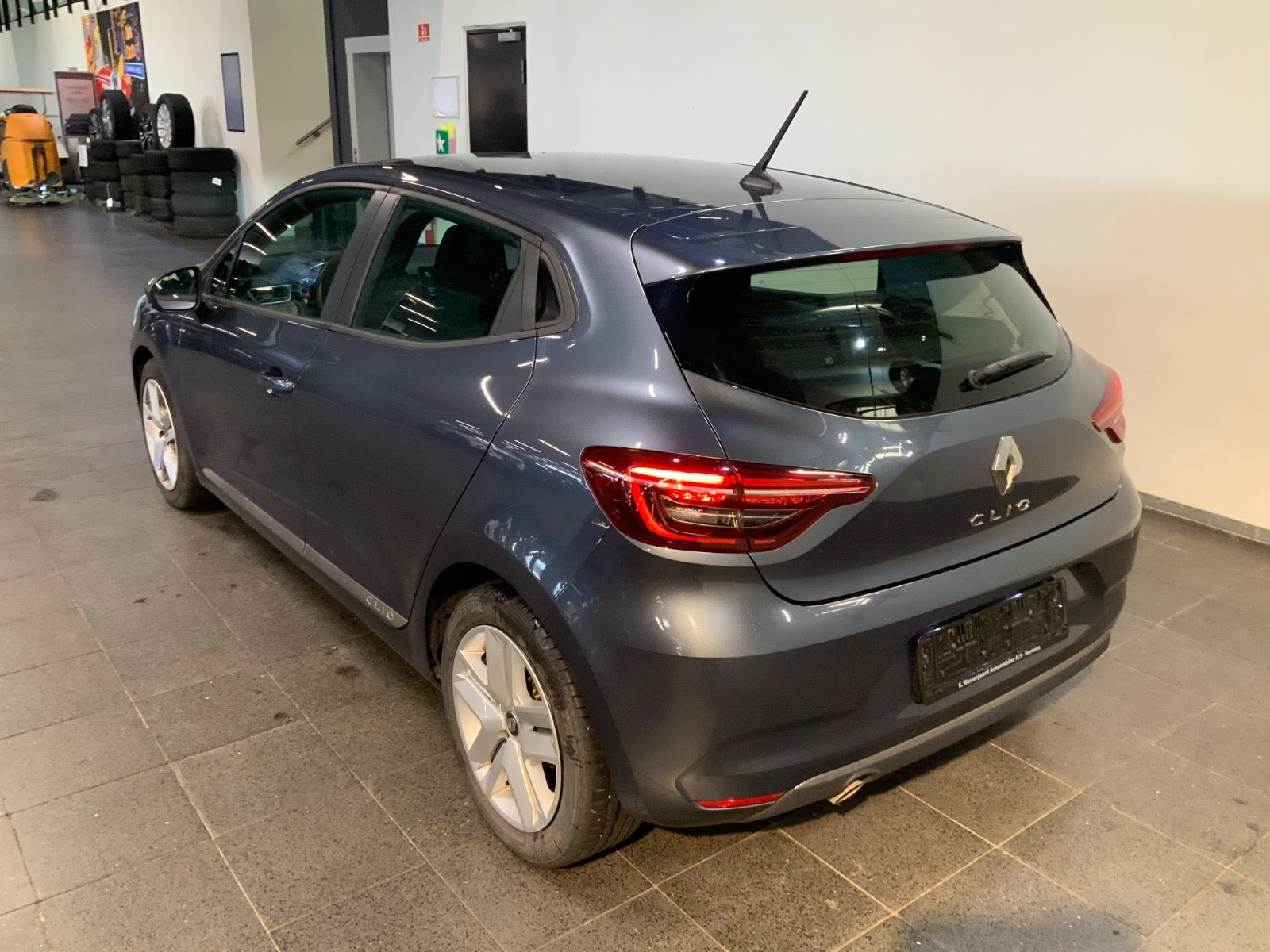 Grå Renault Clio V fra 2021