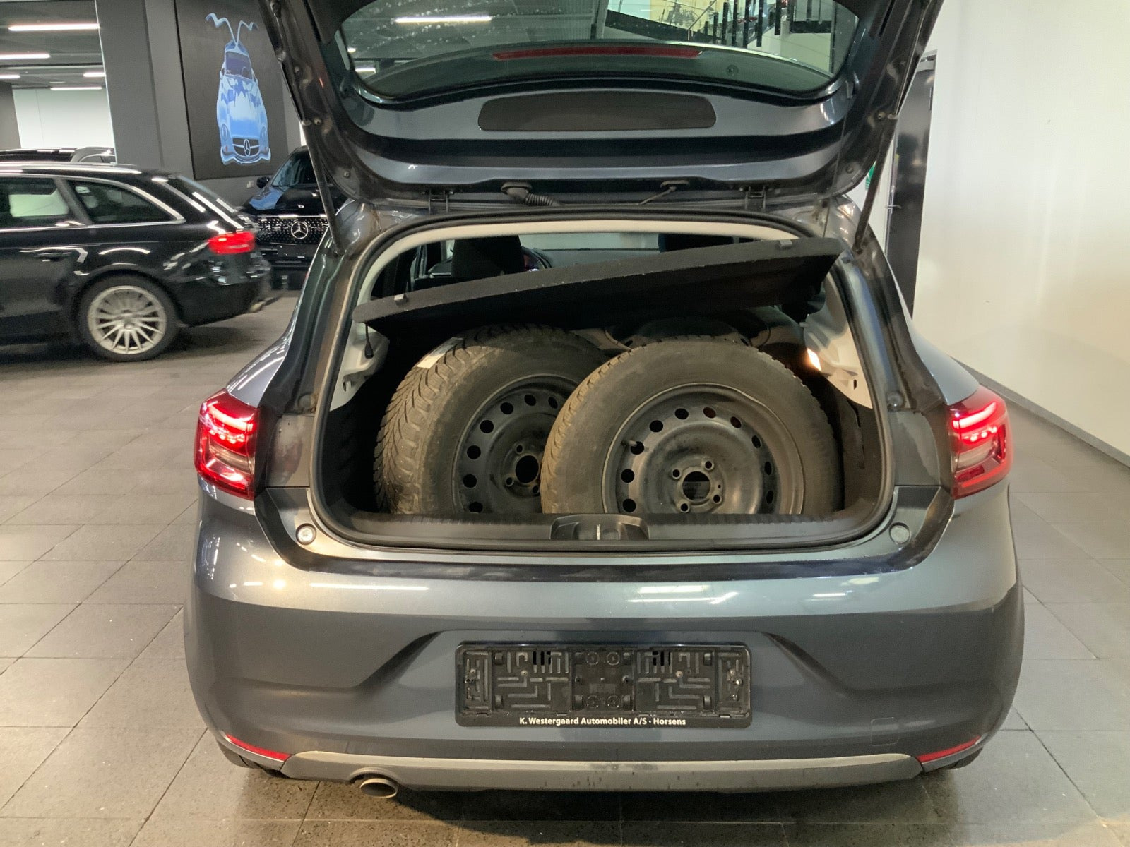 Grå Renault Clio V fra 2021