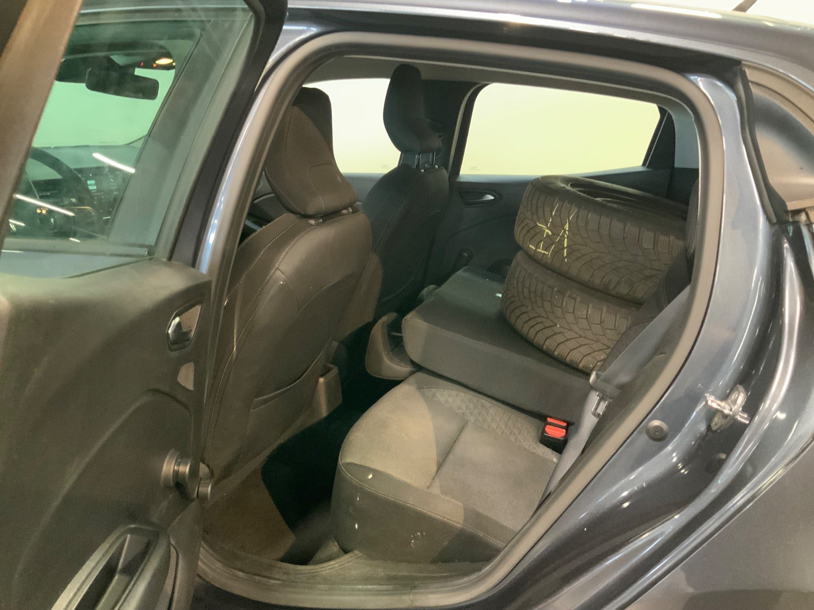 Grå Renault Clio V fra 2021