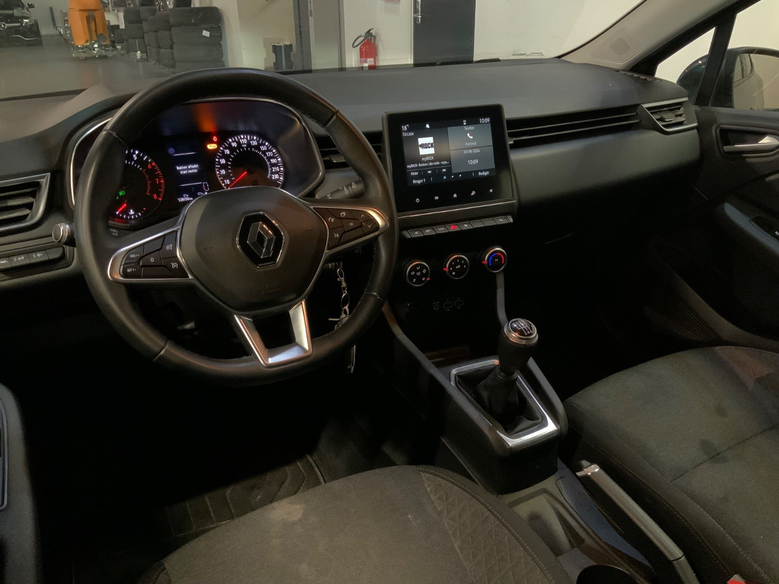 Grå Renault Clio V fra 2021
