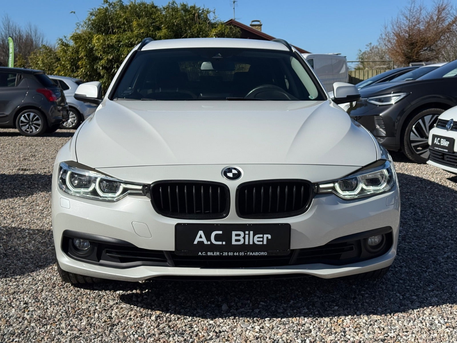 Hvid BMW 330i fra 2017