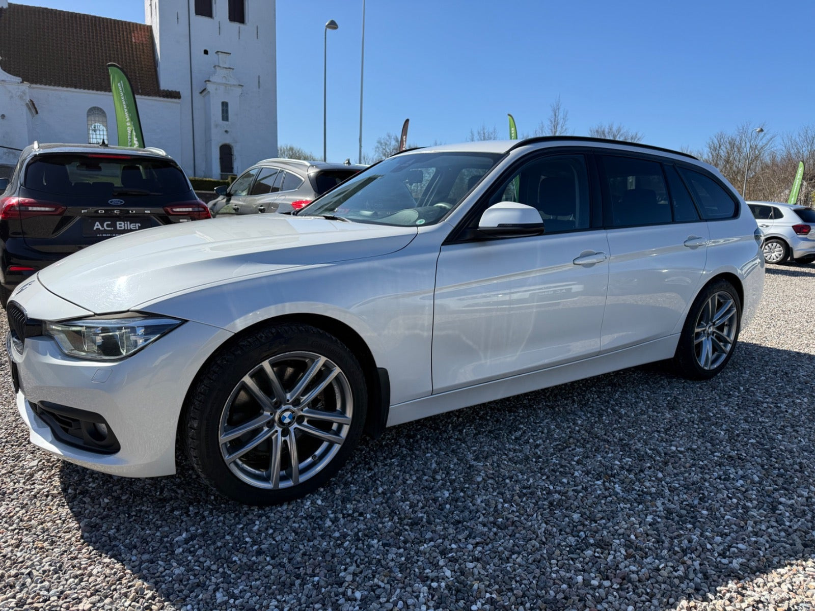 Hvid BMW 330i fra 2017