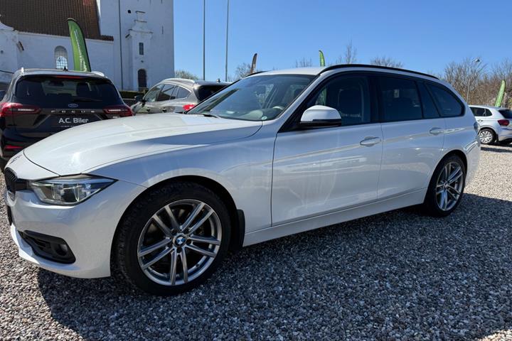 Hvid BMW 330i fra 2017