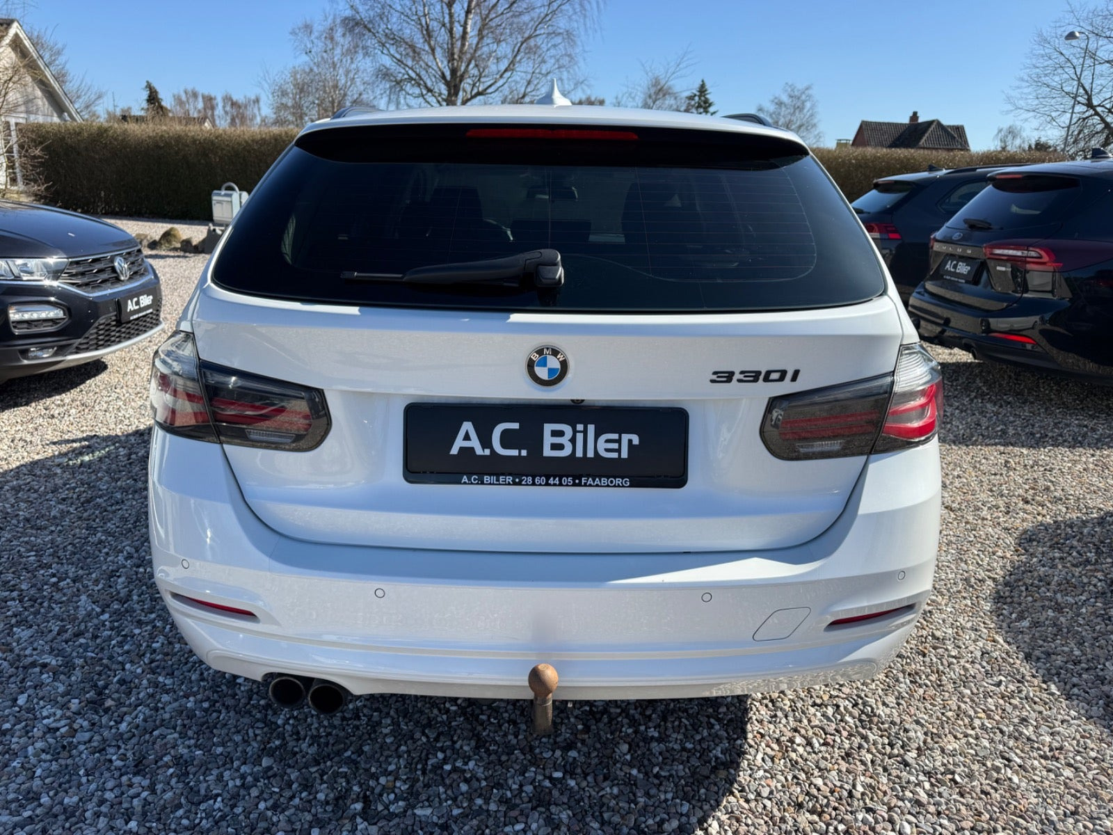 Hvid BMW 330i fra 2017