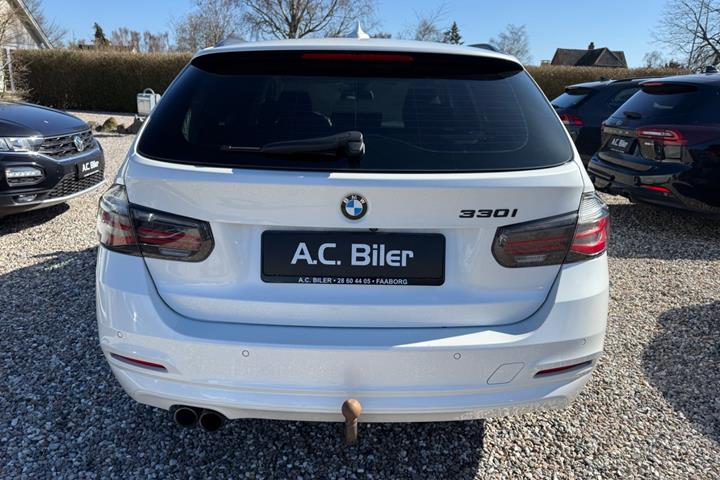 Hvid BMW 330i fra 2017