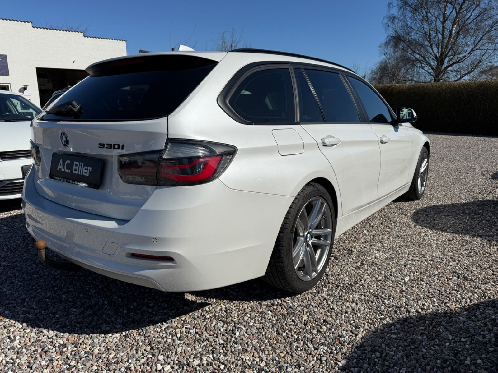 Hvid BMW 330i fra 2017