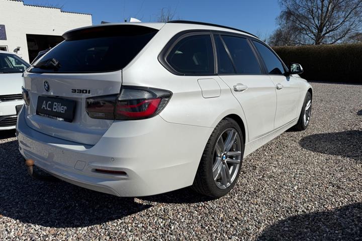 Hvid BMW 330i fra 2017