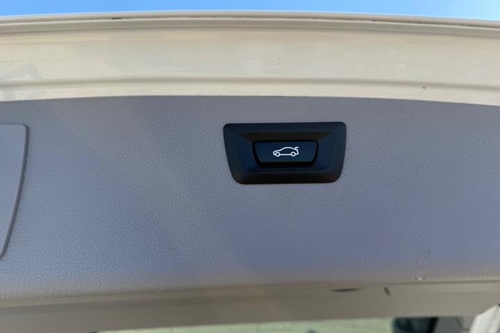 Hvid BMW 330i fra 2017