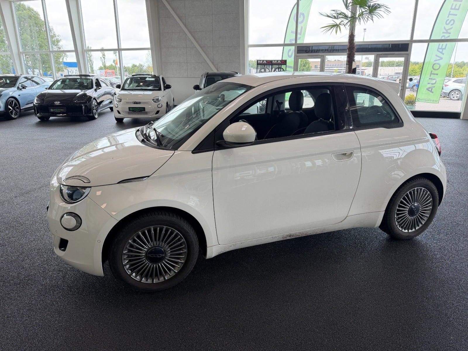 Hvid Fiat 500e fra 2023
