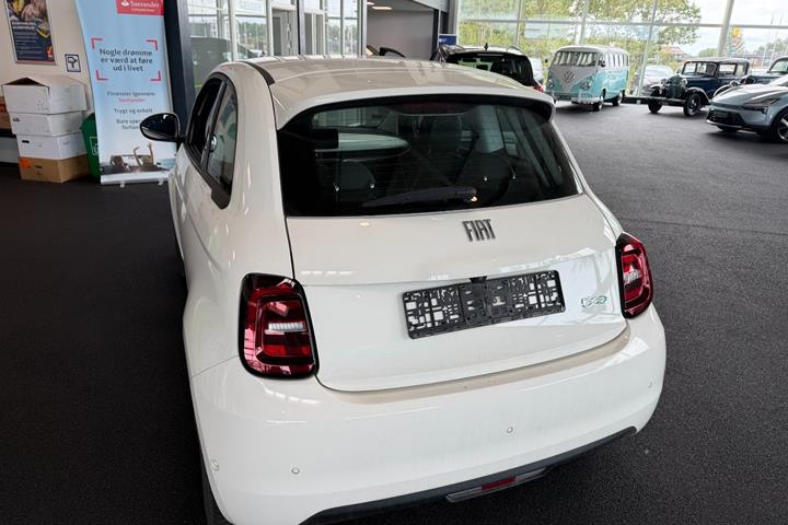 Hvid Fiat 500e fra 2023