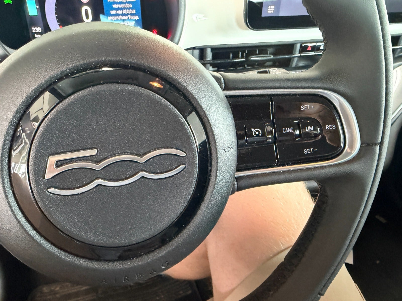 Hvid Fiat 500e fra 2023