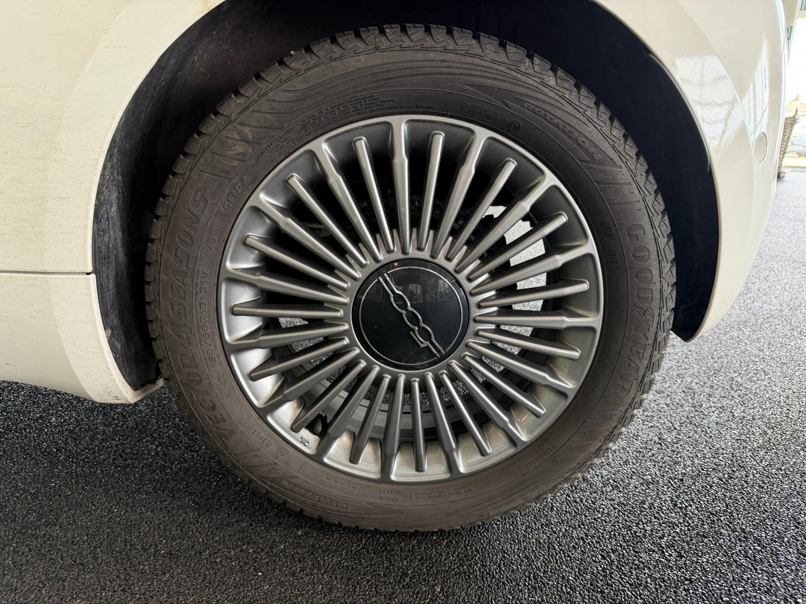 Hvid Fiat 500e fra 2023