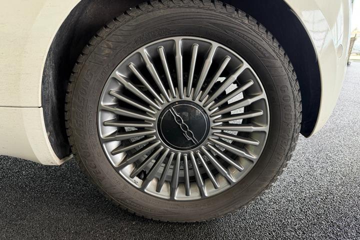 Hvid Fiat 500e fra 2023