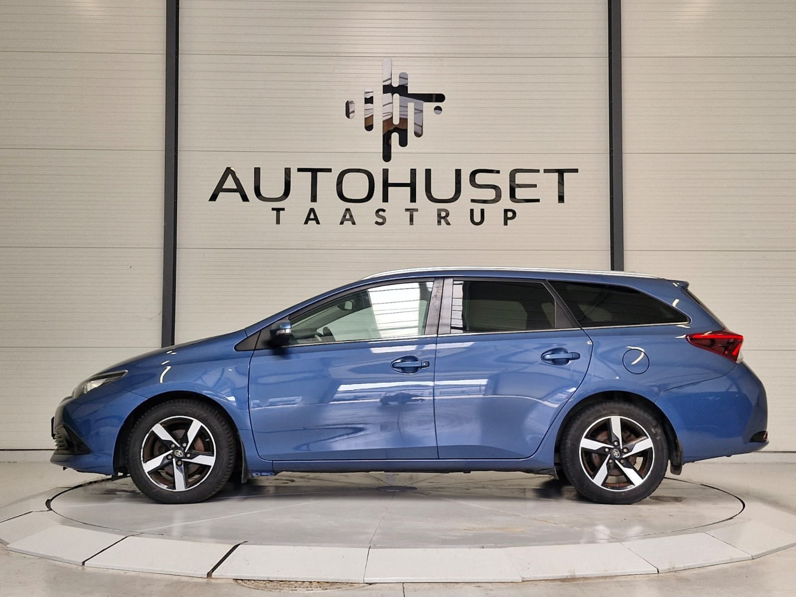 Blå Toyota Auris fra 2015