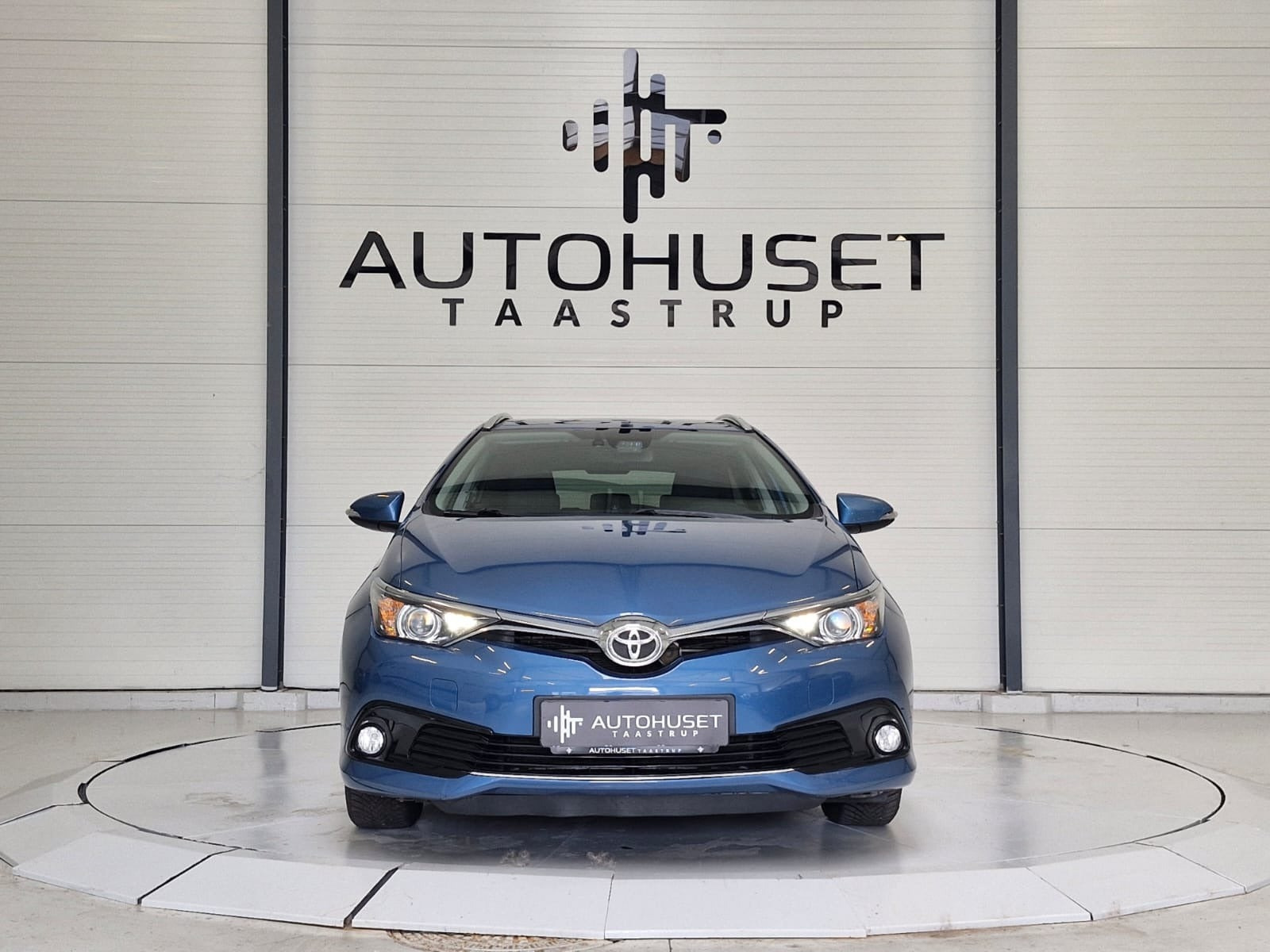 Blå Toyota Auris fra 2015
