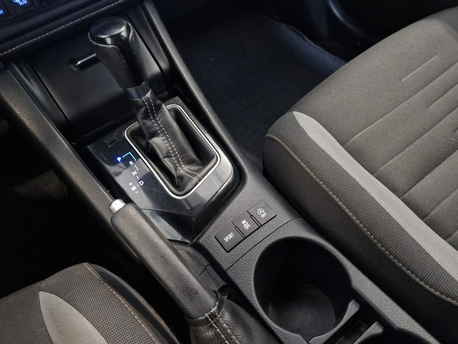 Blå Toyota Auris fra 2015