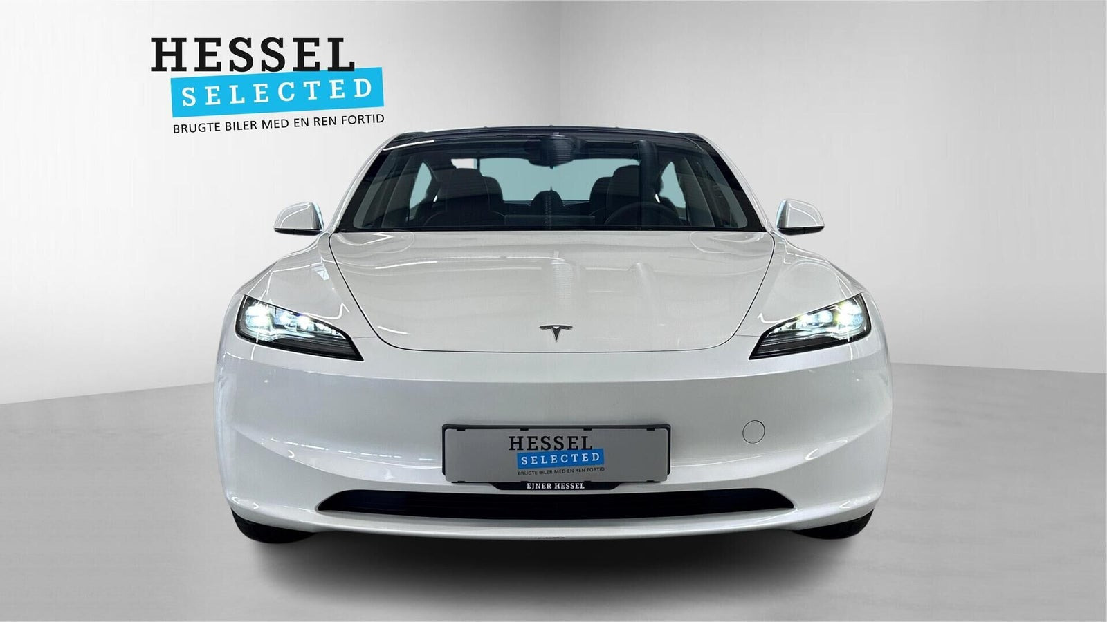 Hvid Tesla Model 3 fra 2024