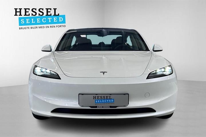 Hvid Tesla Model 3 fra 2024