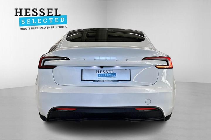 Hvid Tesla Model 3 fra 2024