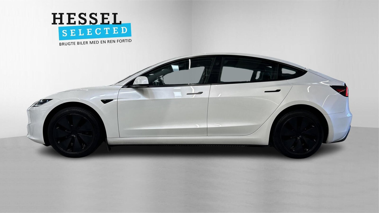 Hvid Tesla Model 3 fra 2024