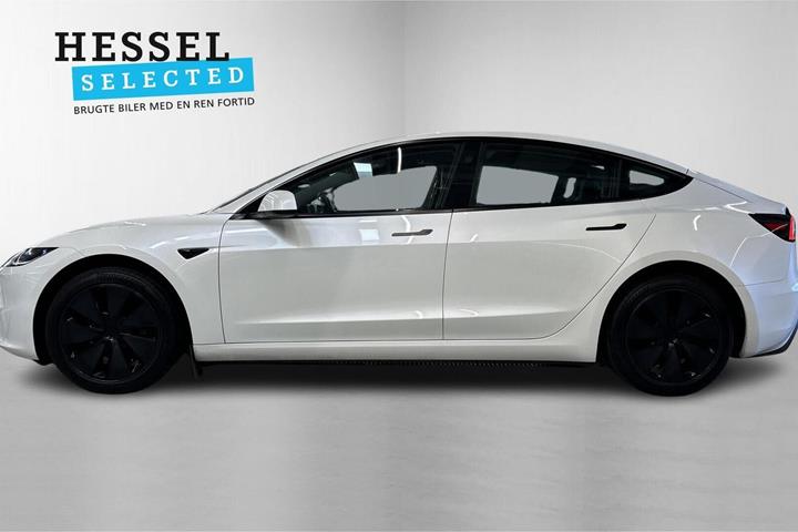 Hvid Tesla Model 3 fra 2024