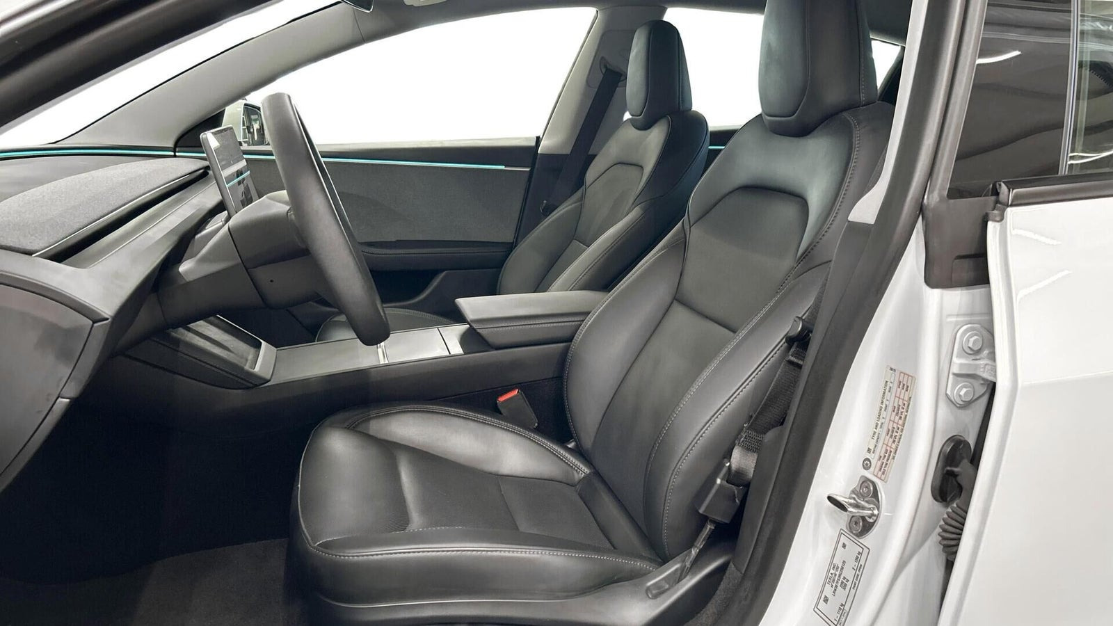 Hvid Tesla Model 3 fra 2024