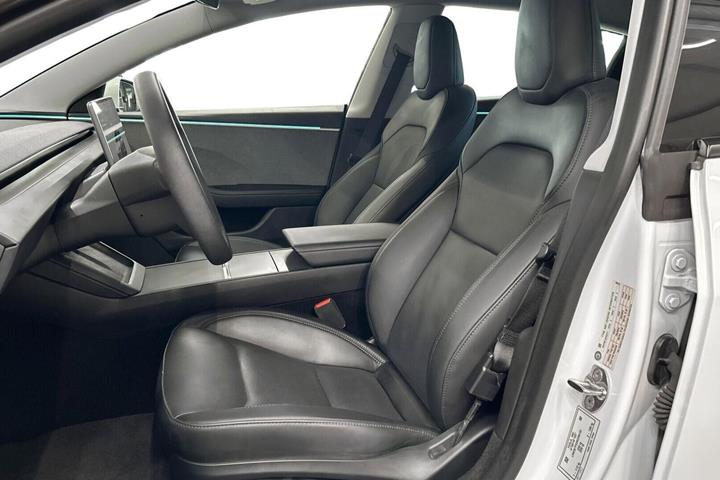 Hvid Tesla Model 3 fra 2024