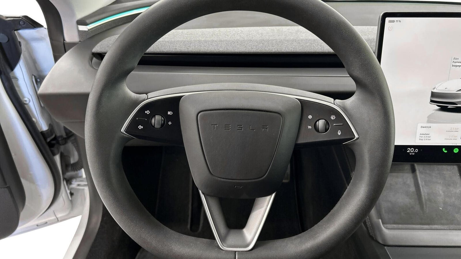 Hvid Tesla Model 3 fra 2024