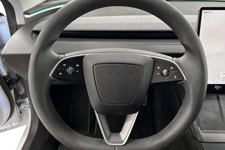 Hvid Tesla Model 3 fra 2024