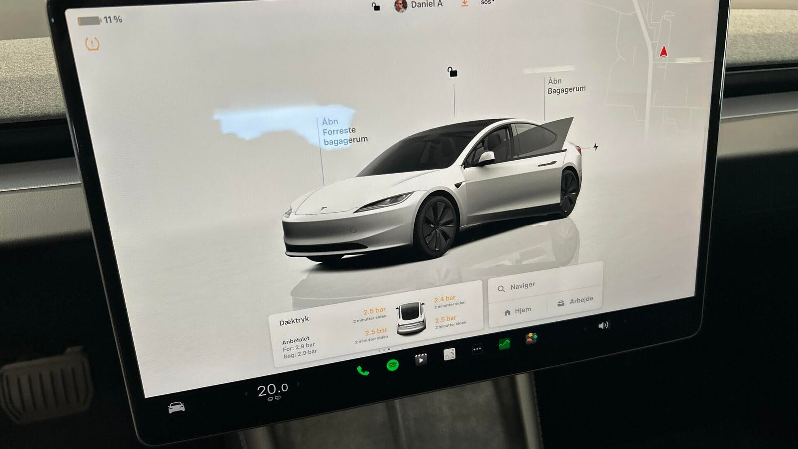 Hvid Tesla Model 3 fra 2024