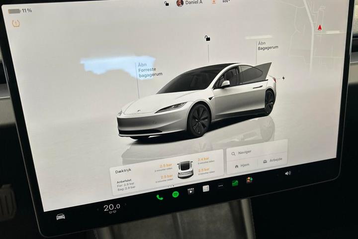 Hvid Tesla Model 3 fra 2024