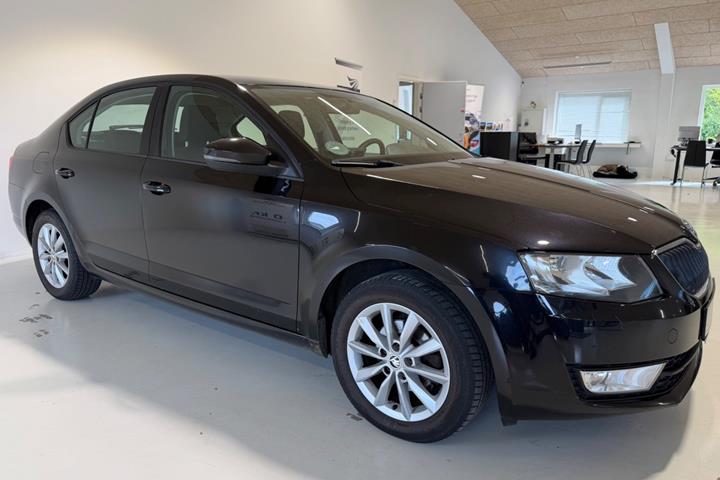 Sort Skoda Octavia fra 2015