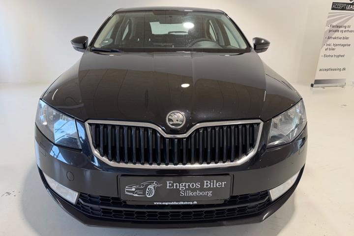 Sort Skoda Octavia fra 2015