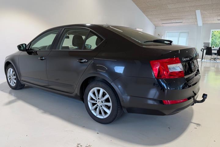 Sort Skoda Octavia fra 2015