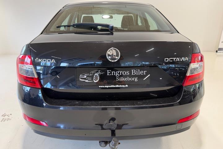 Sort Skoda Octavia fra 2015