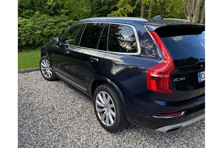 Blå Volvo XC90 fra 2019