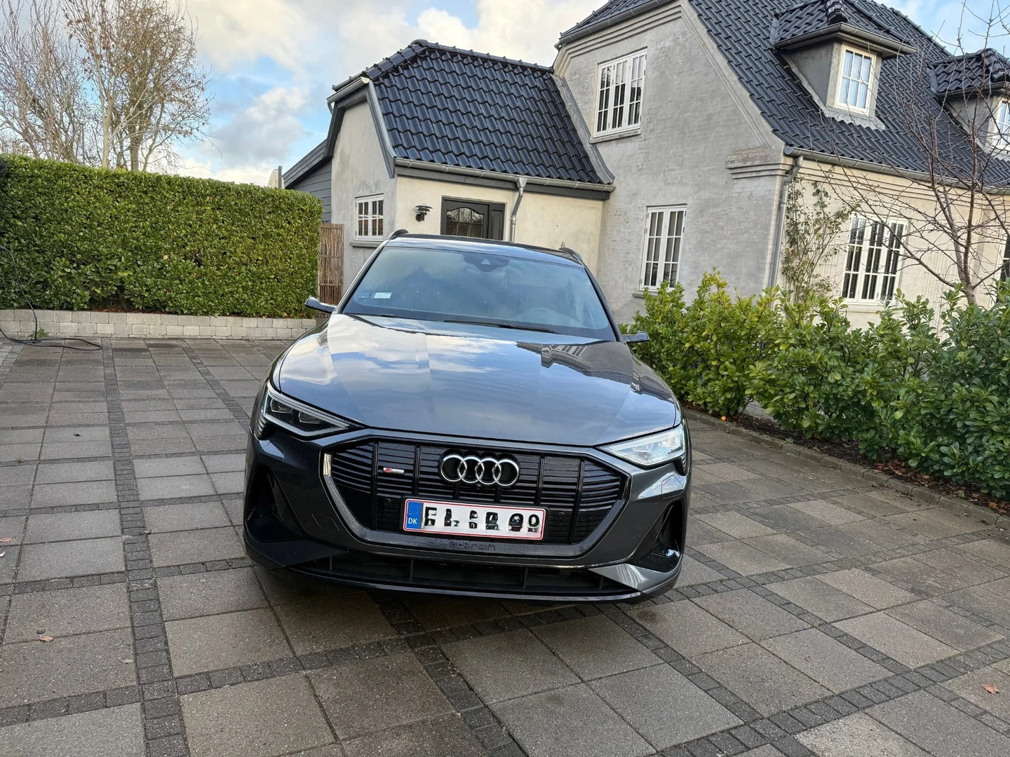 Grå Audi e-tron fra 2022