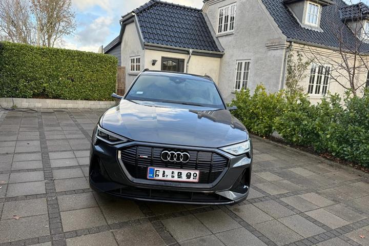 Grå Audi e-tron fra 2022