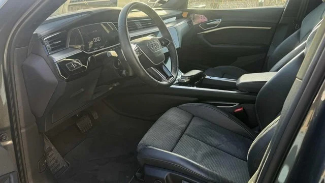 Grå Audi e-tron fra 2022