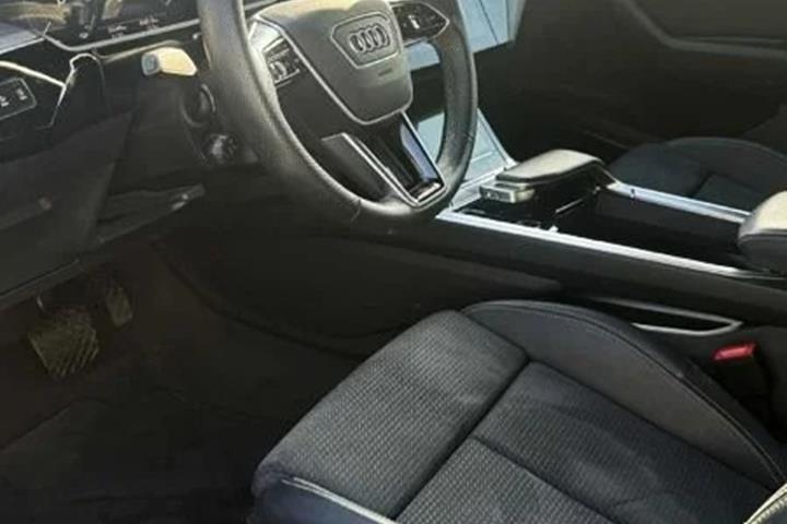 Grå Audi e-tron fra 2022