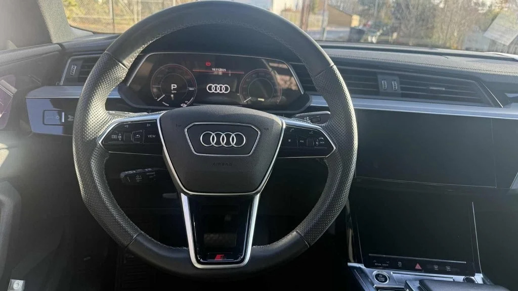 Grå Audi e-tron fra 2022