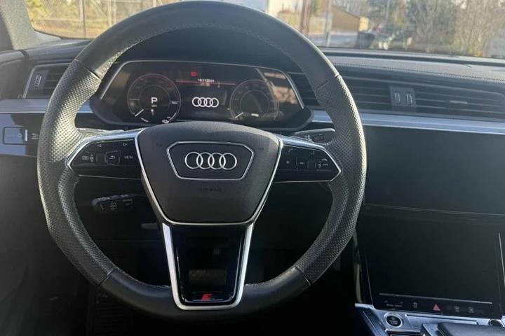 Grå Audi e-tron fra 2022