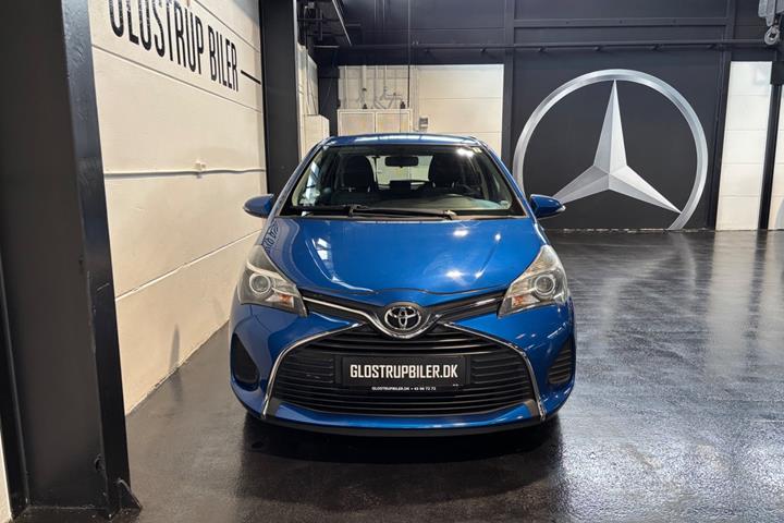 Blå Toyota Yaris fra 2016